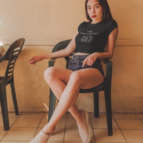 When Drink O’Clock Keg – Women's Black Organic Crop Top